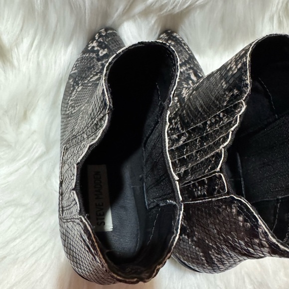 Steve Madden Black and Gray Ankle Booties Snakeskin Print - Picture 6 of 8